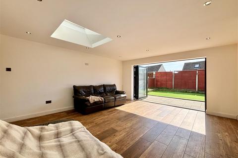 63 Back Lane, Thornton, Bradford, BD13 3QU