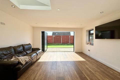 63 Back Lane, Thornton, Bradford, BD13 3QU