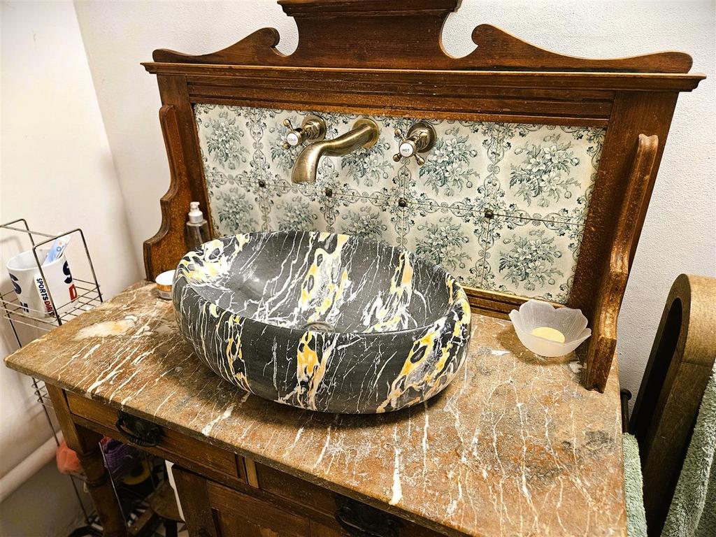 Basin in en suite.jpg