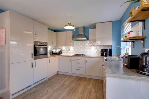 61 Petfield Drive, Anlaby, Hull, HU10 7ES