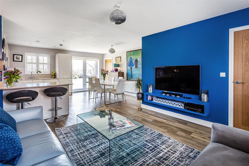 Lounge kitchen.jpg