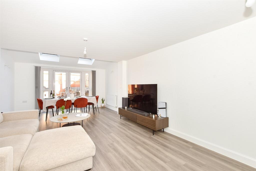 Lounge/Dining Room