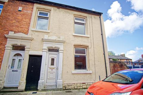 3 bedroom end of terrace house to rent, 3-Bed End-Terraced House to Let on Elmsley Street, Preston