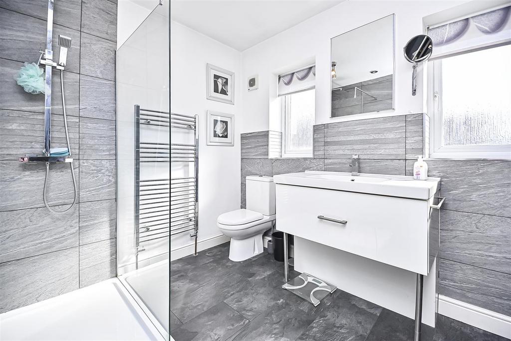 9 Spires Croft Bedroom 1 En-Suite (2).jpg