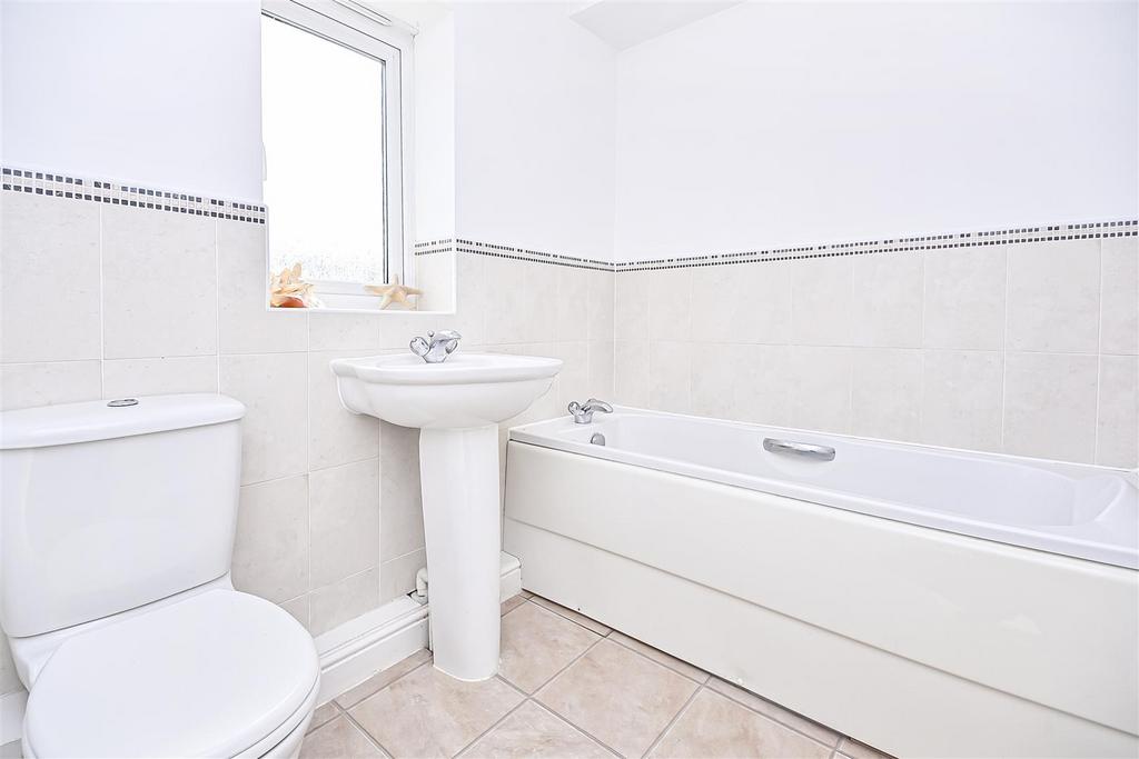 9 Spires Croft First Floor Bathroom.jpg