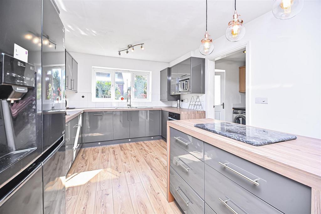 9 Spires Croft Kitchen (2).jpg