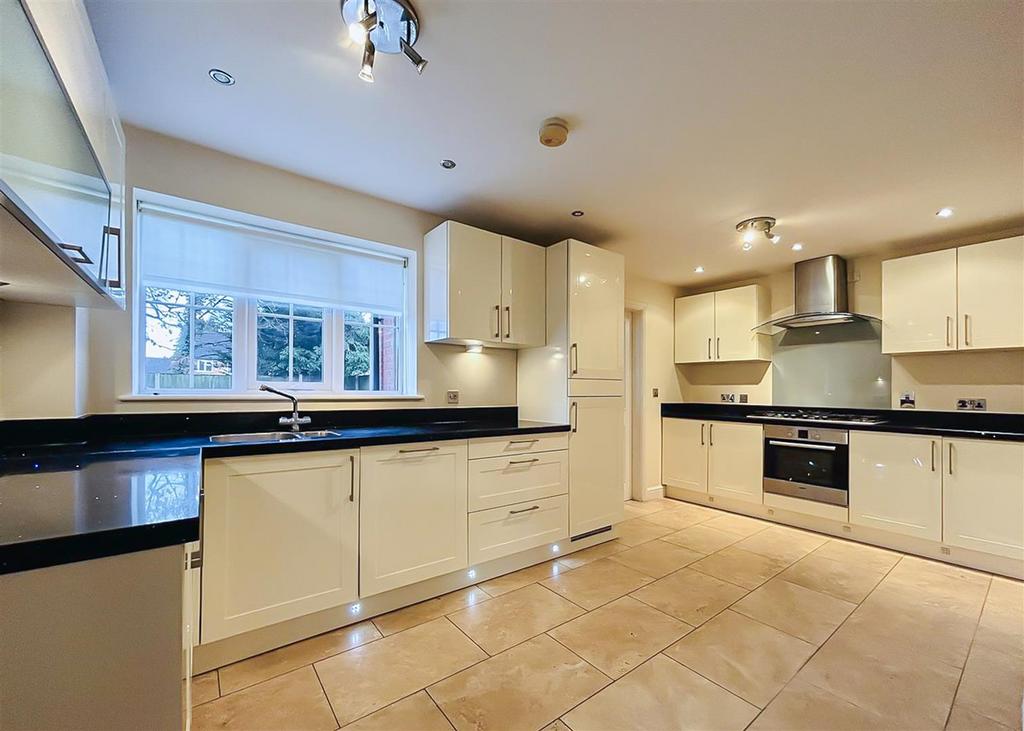 4 Mirbeck Close-kitchen2.jpg