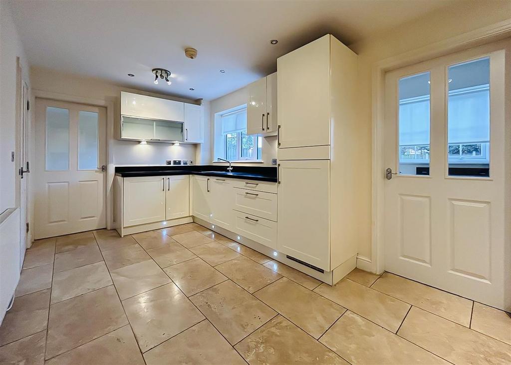 4 Mirbeck Close-kitchen1.jpg