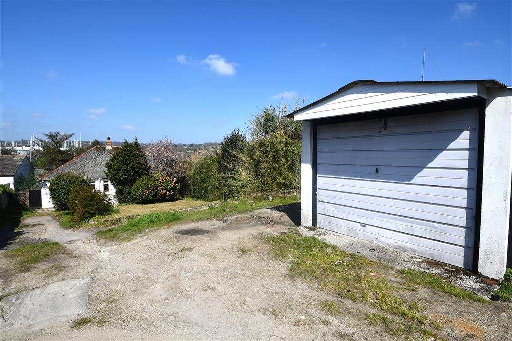 Detached garage