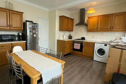 3 bedroom flat to rent, North Circular Road, Palmers Green, N13