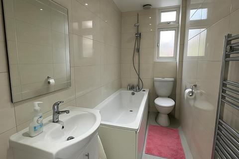 3 bedroom flat to rent, North Circular Road, Palmers Green, N13