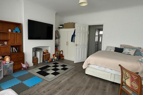 3 bedroom flat to rent, North Circular Road, Palmers Green, N13