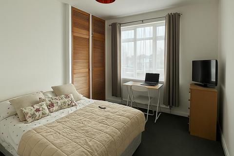 3 bedroom flat to rent, North Circular Road, Palmers Green, N13