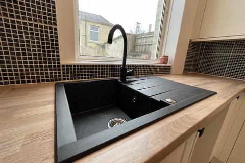 2 bedroom terraced house to rent, Highfield Road, Darwen