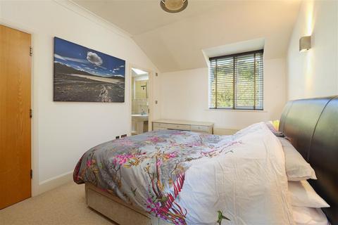 23 Lower Corniche, Hythe, CT21 5TP