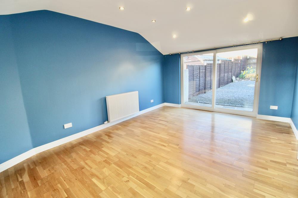 Lounge − family room − photograph 2