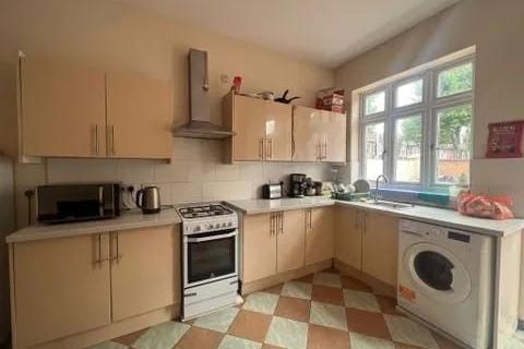 1 bedroom in a house share to rent, Shrewsbury Road, London