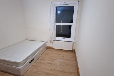 1 bedroom in a house share to rent, Shrewsbury Road, London