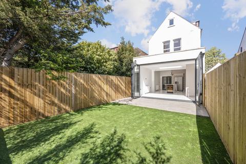 17 Kings Avenue, New Malden, KT3 4DU