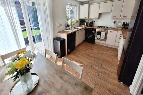 16 Bluebell Close, Hartshill, Nuneaton, CV10 0AU