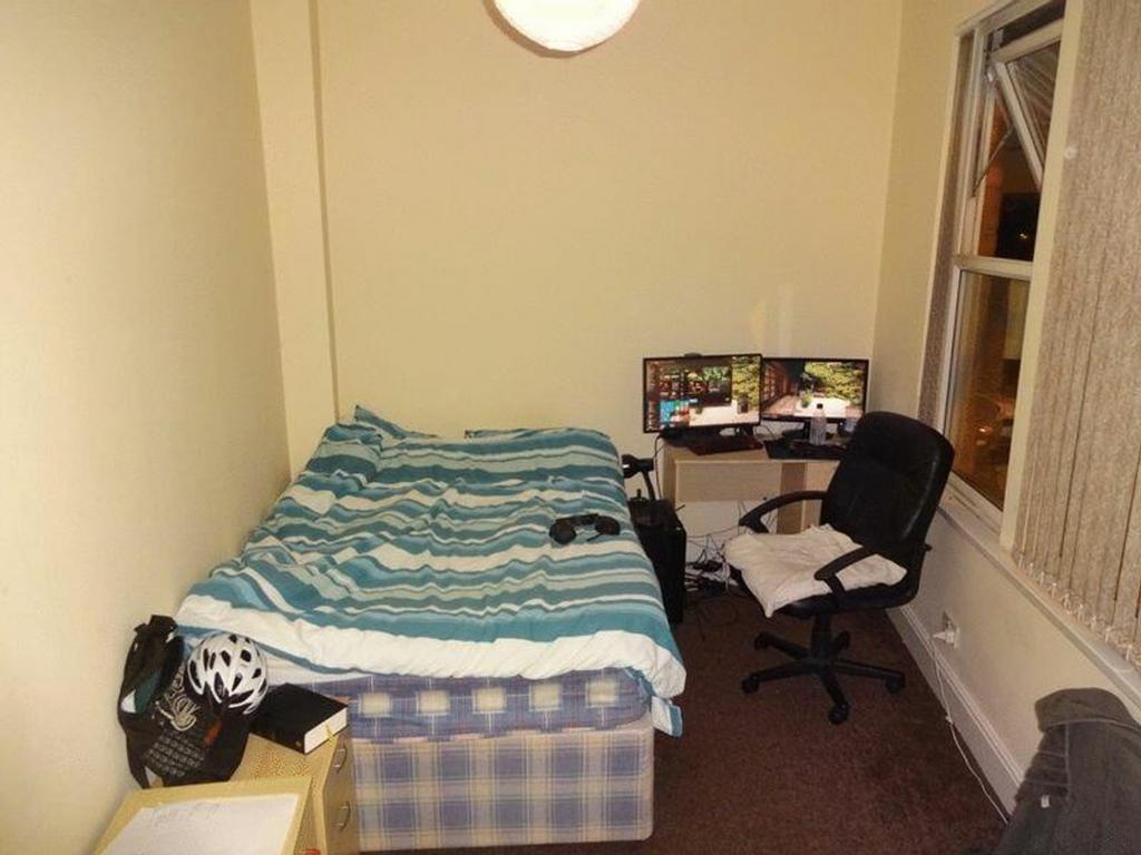 A cozy double bedroom featuring a comfortable b...