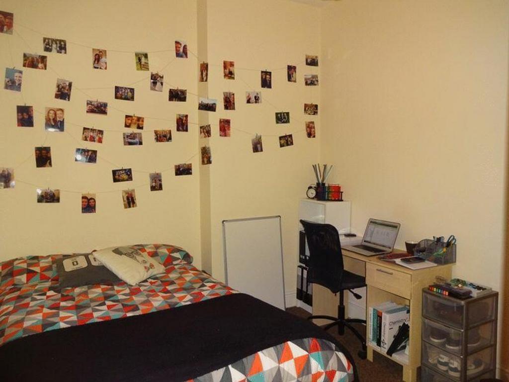 A cozy double bedroom featuring a comfortable b...