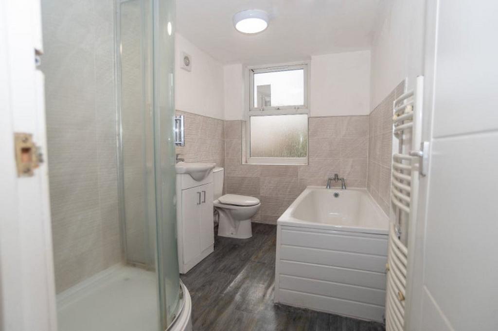 This stylish bathroom suite features a modern d...
