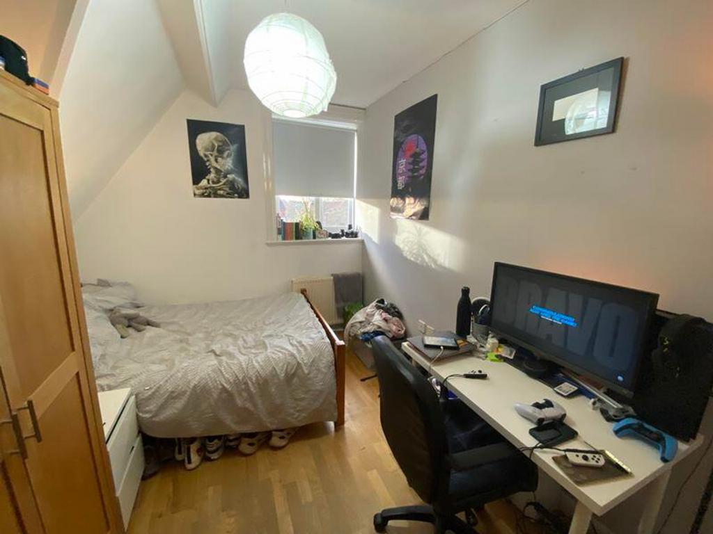 A cozy double bedroom with good lighting, featu...