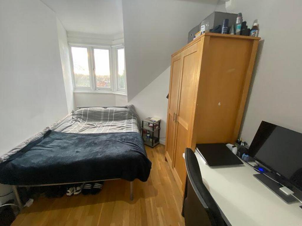 A cozy double bedroom featuring a comfortable b...
