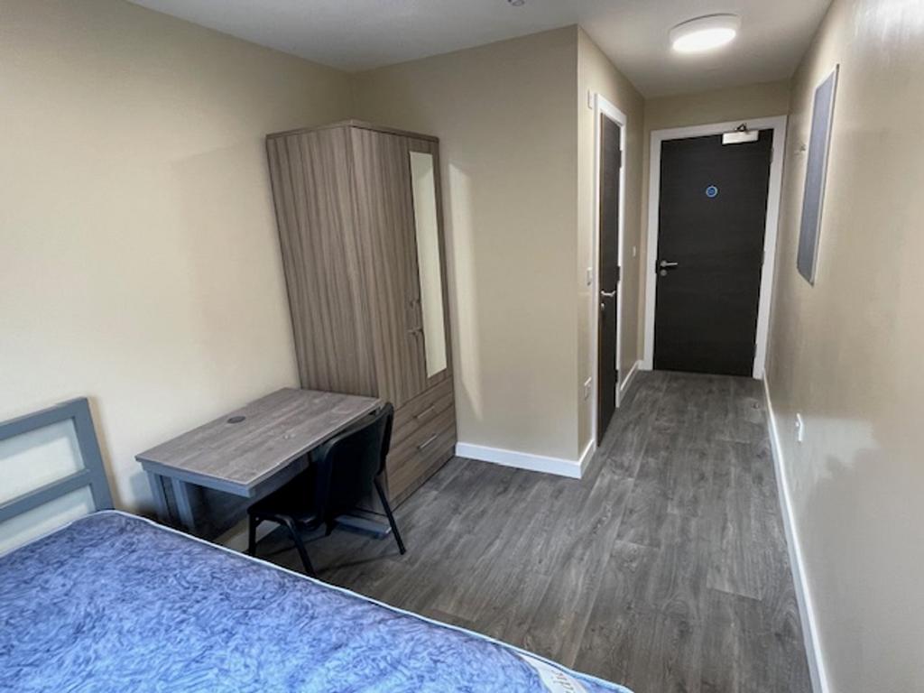 A well-appointed double bedroom featuring a com...