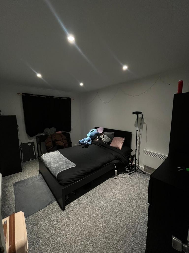 A cozy double bedroom featuring a comfortable b...