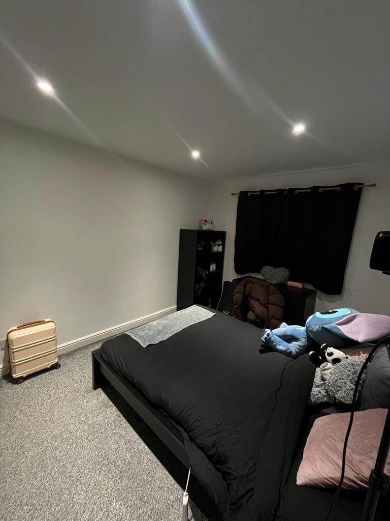 A cozy and inviting double bedroom with modern ...
