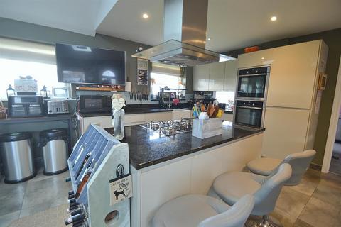3 bedroom end of terrace house for sale, Bramble Drive, Hailsham