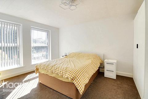 Odeni Hillside Road, Tatsfield, Westerham, TN16 2NH
