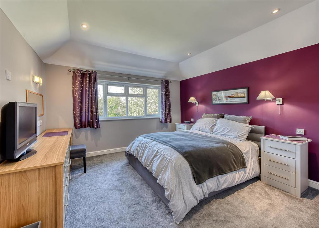 20 Suckling Green Lane-bed1b.jpg