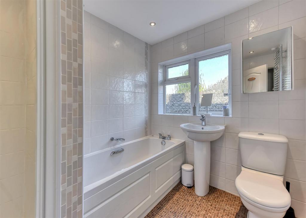20 Suckling Green Lane-bathroom.jpg