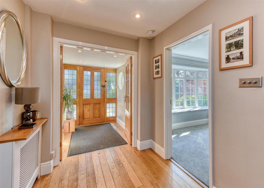 20 Suckling Green Lane-hall1.jpg