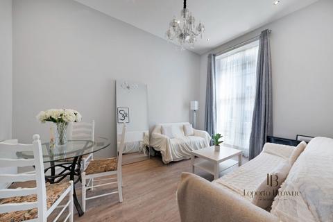 1 bedroom flat for sale, Gloucester Terrace, W2