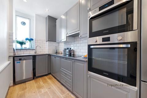 1 bedroom flat for sale, Gloucester Terrace, W2