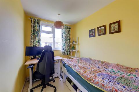 14 Russell Close, Worthing, BN14 8LR