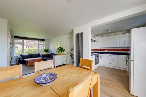14 Russell Close, Worthing, BN14 8LR