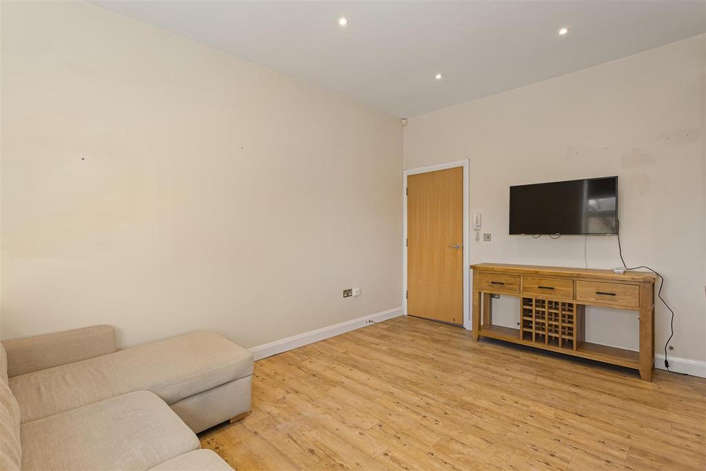 Apt 5 The Garth 49.jpg