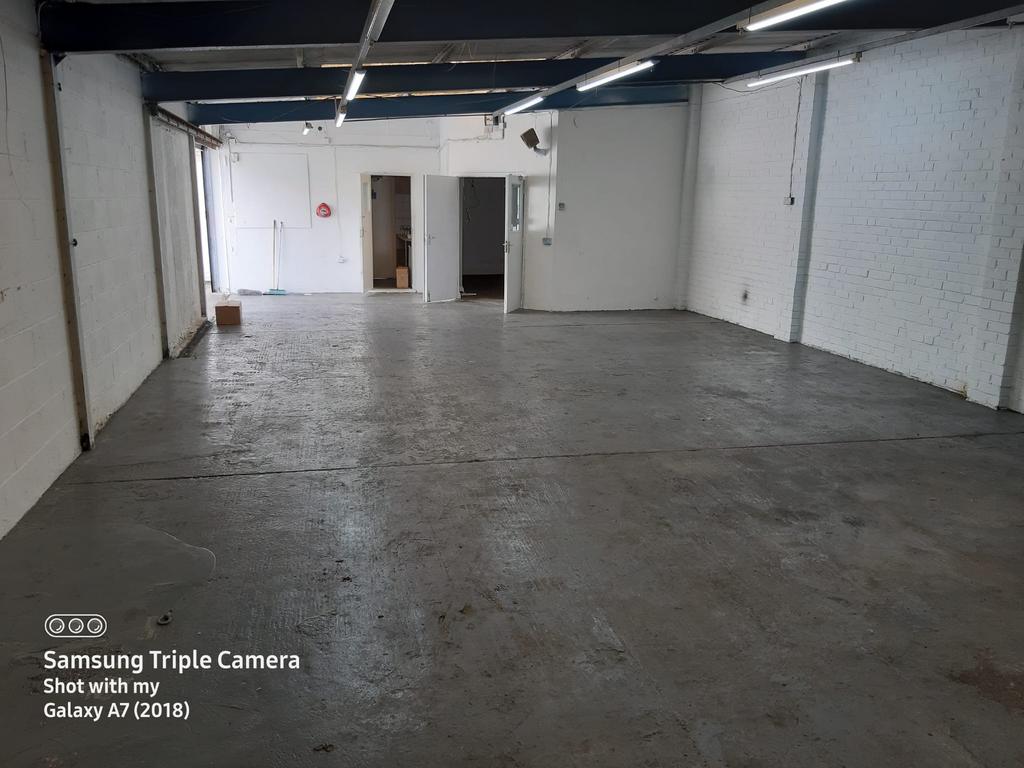 Warehouse with yard Warehouse to rent - £1,100 pcm (£254 pw)