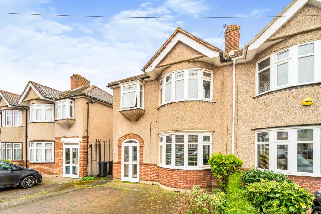 3 bedroom semo detached house in isleworth