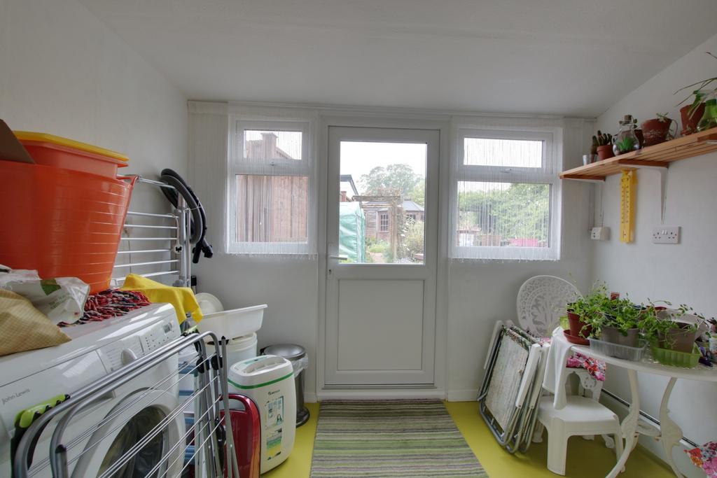 Rear lobby/utility room