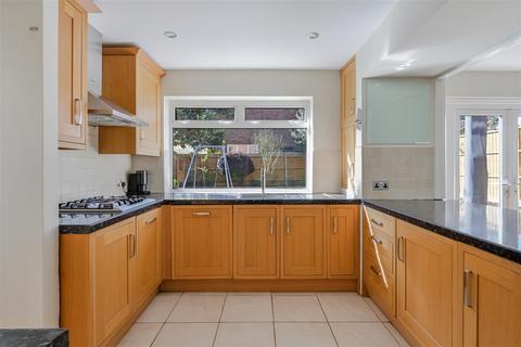 84 Hookfield, Epsom, KT19 8JG