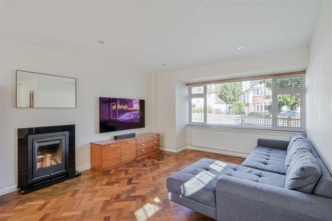 84 Hookfield, Epsom, KT19 8JG