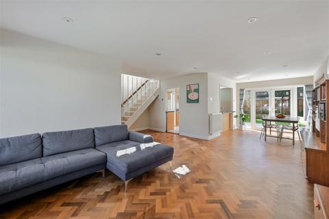 84 Hookfield, Epsom, KT19 8JG