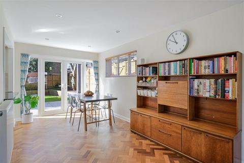 84 Hookfield, Epsom, KT19 8JG