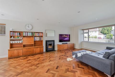 84 Hookfield, Epsom, KT19 8JG